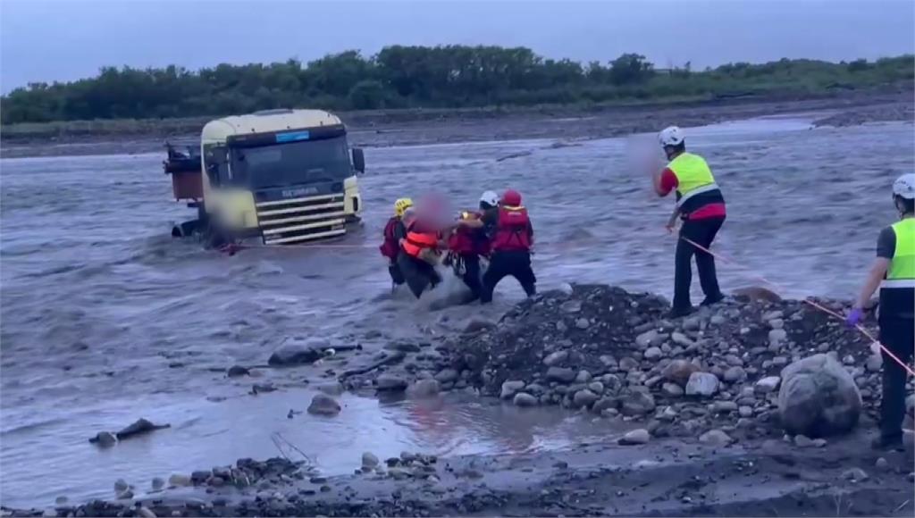 大雨狂炸「蘭陽溪突暴漲！」 聯結車受困河床驚險救援