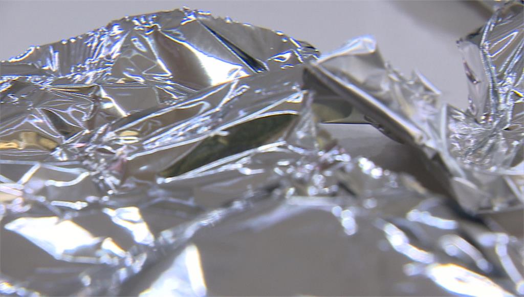 鋁箔紙的熱傳導作用能保暖抗寒。圖／台視新聞