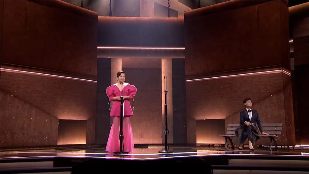 金馬62／重現《愛情萬歲》！李國煌穿高跟鞋坐「長椅」致敬楊貴媚