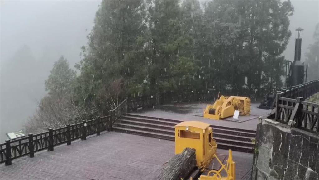 入冬最強冷氣團急凍！ 太平山清晨降冰霰