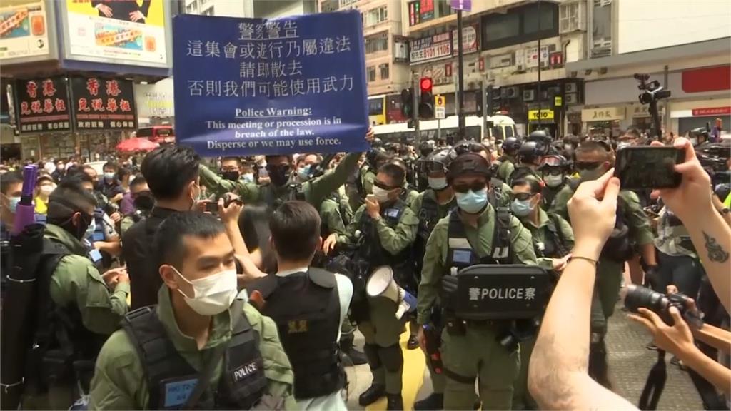 香港警察向示威者提出警告。圖：台視新聞