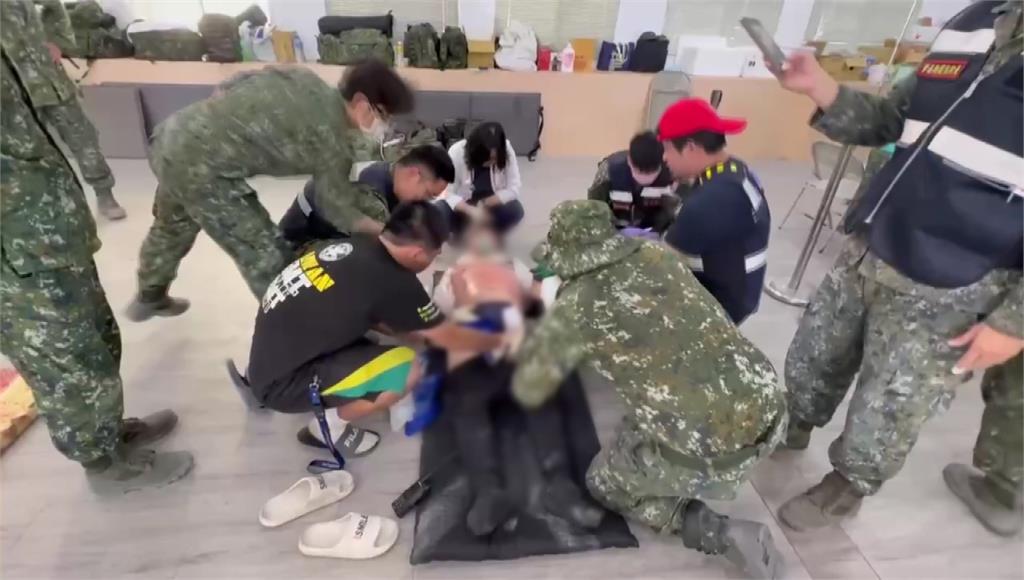 疑熱衰竭！「鏟子超人」倒地 軍醫及時冰敷降溫