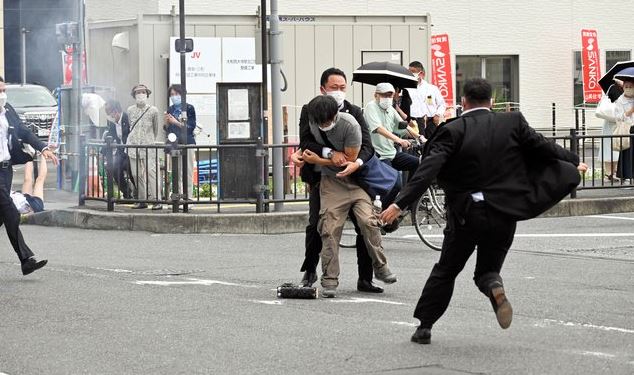安倍晉三在奈良市遭槍擊，槍手已經遭到逮捕。圖／翻攝自Twitter