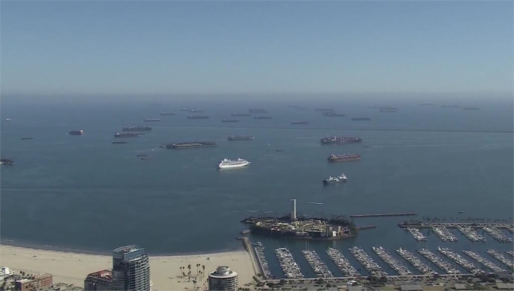 洛杉磯62艘貨輪排隊進港，美國爆發供應鏈危機。圖／翻攝自AP Direct