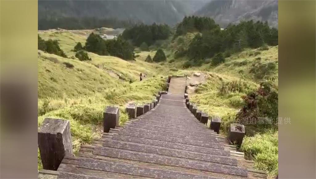 合歡山驚見降冰霰！ 白色冰珠覆步道民眾嗨翻