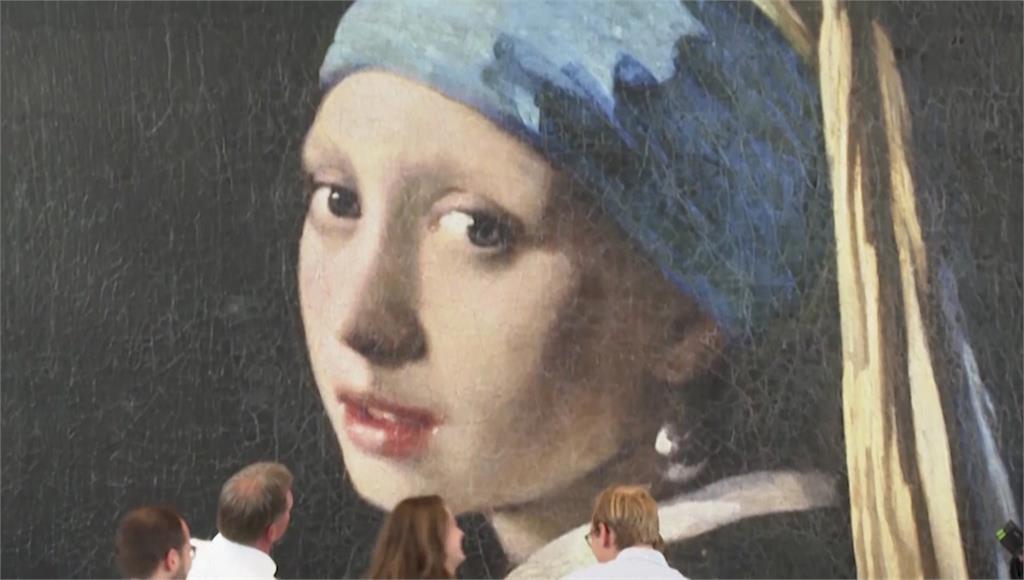 《戴珍珠耳環的少女》變4米高版本，訪客可近距離觀賞或觸摸。圖／美聯社