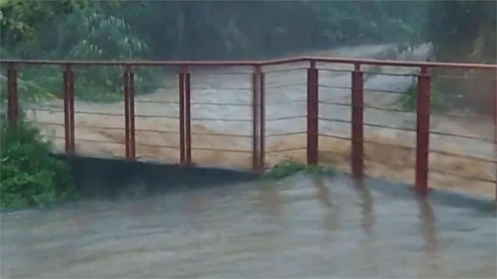 新竹關西強降雨 牛欄河溪水暴漲、道路積淹水
