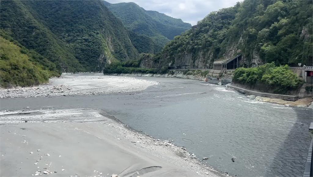 台東南橫公路下馬至霧鹿段崩塌，一度阻塞新武呂溪河道，形成堰塞湖。圖／台視新聞
