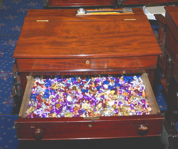 美參議院放「糖果桌」傳統，起源於1968年。圖／取自美國參議院網頁senate.gov