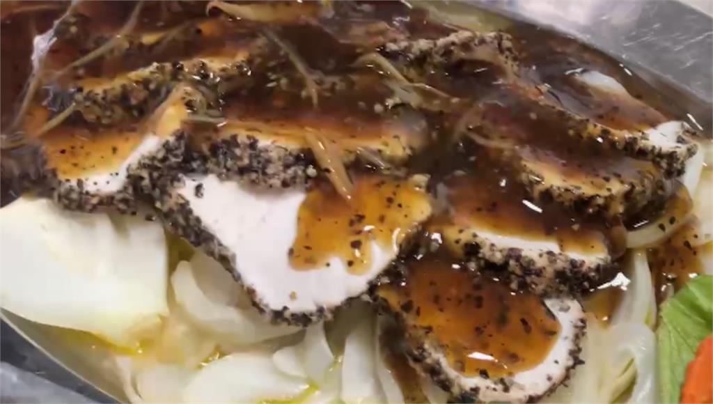學生畢旅吃到「熟的生魚片」，在網上給三星評分。圖／台視新聞