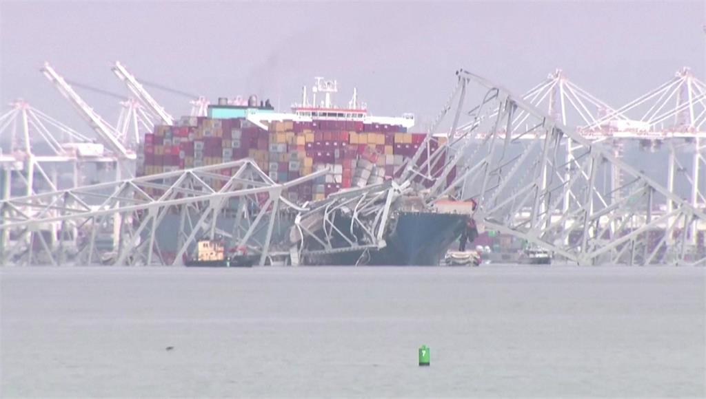 貨輪撞橋意外發生前，船隻上的人員發出求救訊號示警，當局封橋降低傷害。圖／美聯社、路透社、CNN
