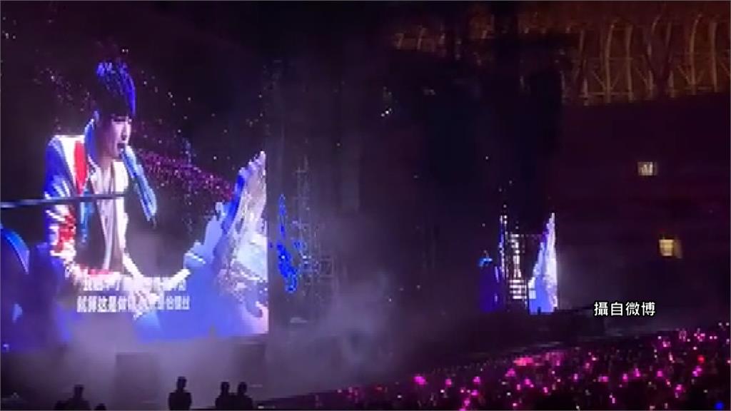 天王周杰倫26日到中國大陸濟南開唱，卻有一名女童在演唱會上埋頭寫功課。圖：翻攝自微博