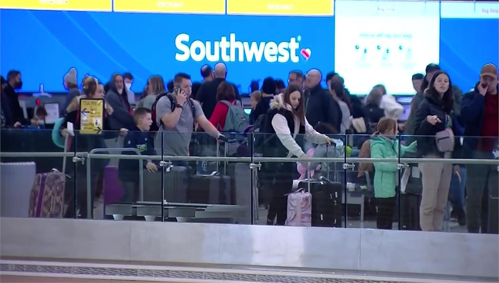 天候影響，西南航空取消大量航班，旅客塞滿機場。圖／美聯社、路透社、CNN