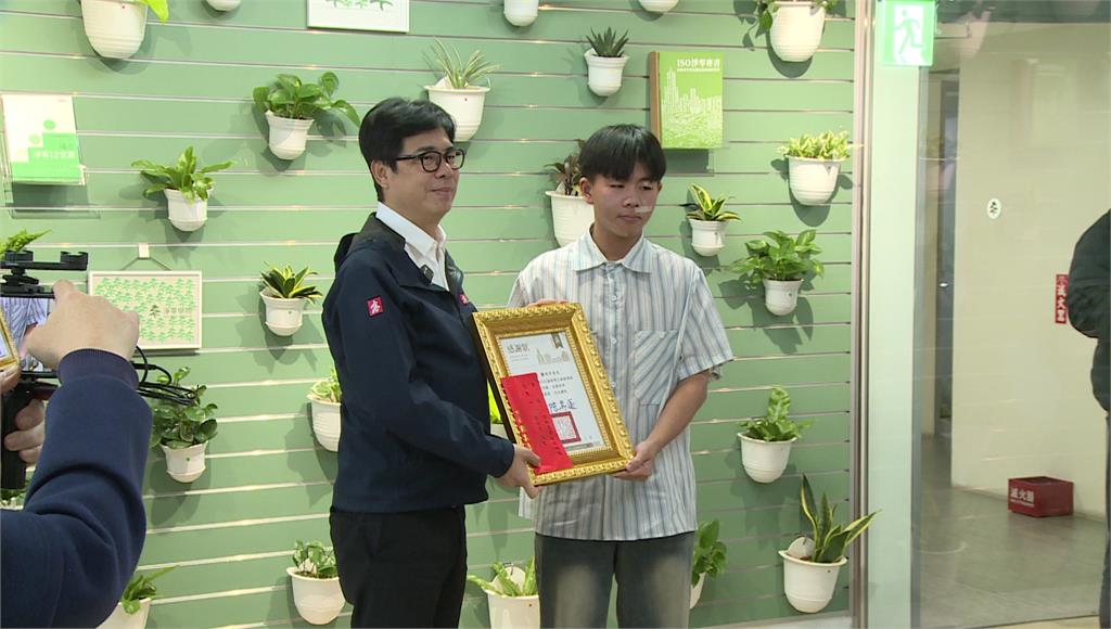 高雄清潔隊員涉毆老夫妻 大學生見義勇為出手相助獲市府表揚