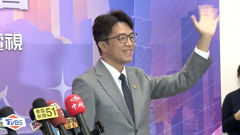 沈伯洋帶「女兒幸運物」上場辯論！曝出門前：她有擁抱給加油
