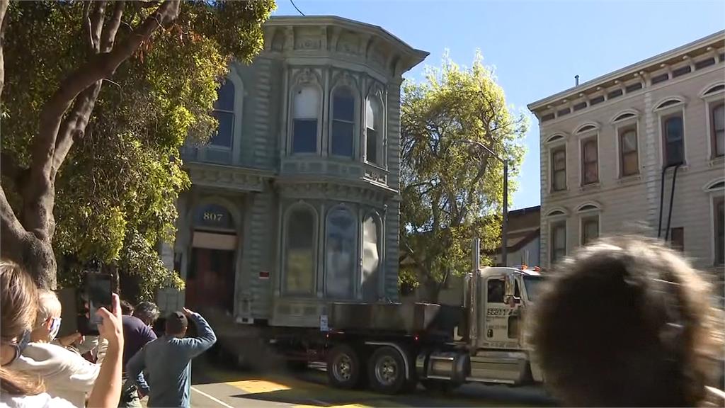 美國舊金山的街頭近期上演新奇的搬家秀！圖：台視新聞