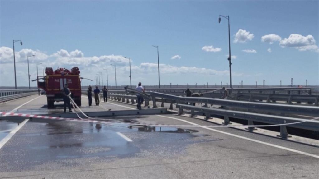 克里米亞大橋再遭烏軍部分炸斷，俄國總統普亭揚言報復。圖／畫面攝自AP