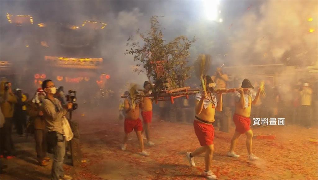 竹南中港慈裕宮的元宵節活動「炸邯鄲」，宣布暫緩。圖：台視新聞（資料照）