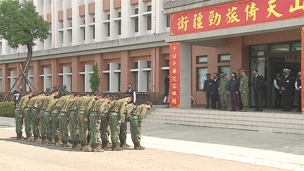 向總統鞠躬不符軍人禮節？ 陸軍八軍團：不實言論傷...