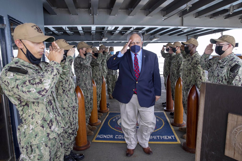 美國海軍部長戴杜羅。圖／翻攝自Twitter @USNavy