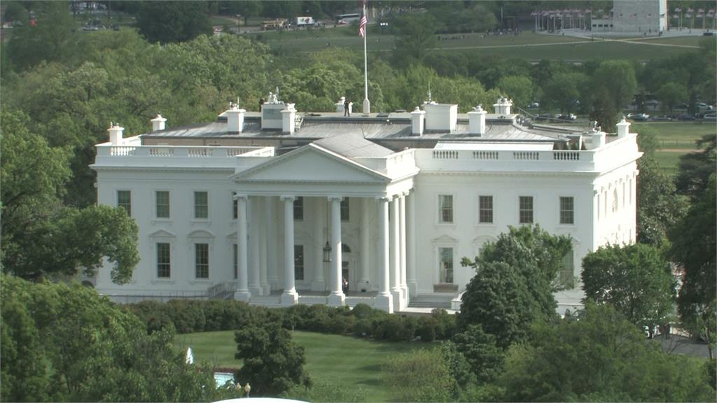 美國白宮建築群出現一件不明物品，特勤局人員發現後，進行緊急疏散。圖／CNN