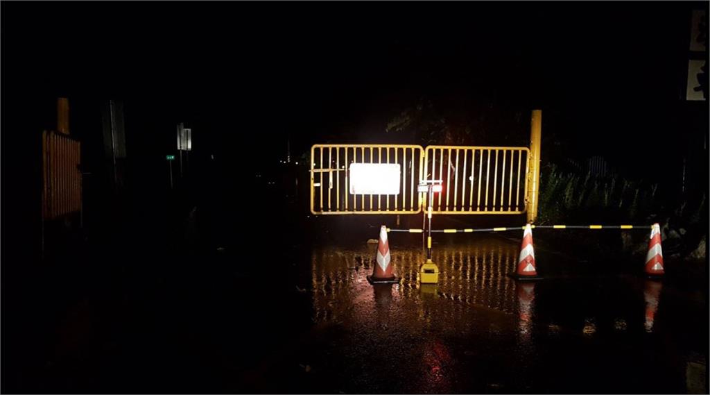 蘇花路廊發生強降雨，台9丁線武塔-漢本路段晚間8點半後只出不進。圖／公路總局提供