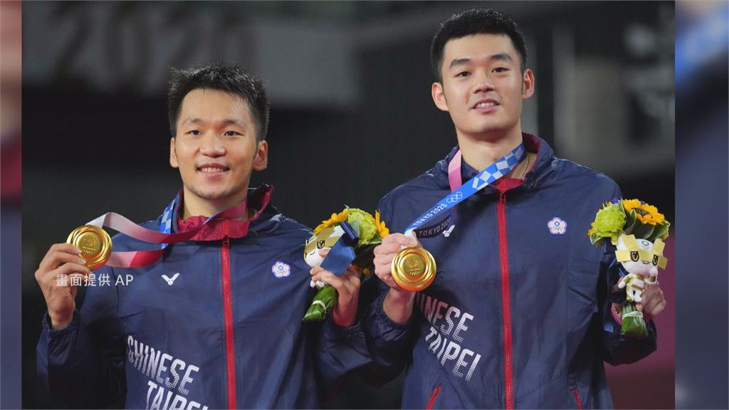 麟洋組合默契十足，在東奧為台灣摘下第一面羽球男雙金牌。圖：台視新聞