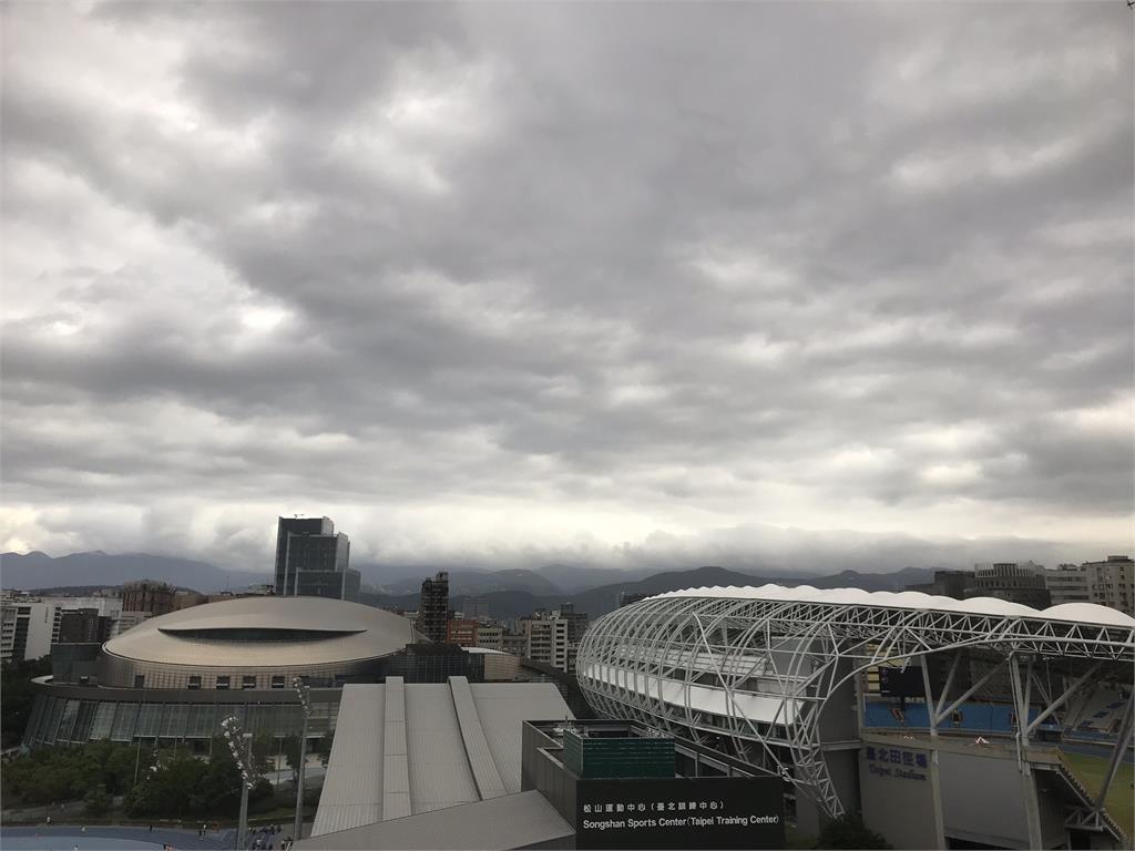 北部白天水氣漸歇，天氣維多雲，有機會見到陽光。圖：胡立夫 攝