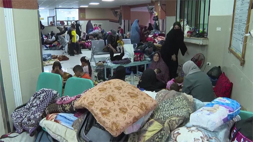 加薩走廊140萬人流離失所，醫院除了收治病人和傷患，更成了難民收容所。圖／美聯社