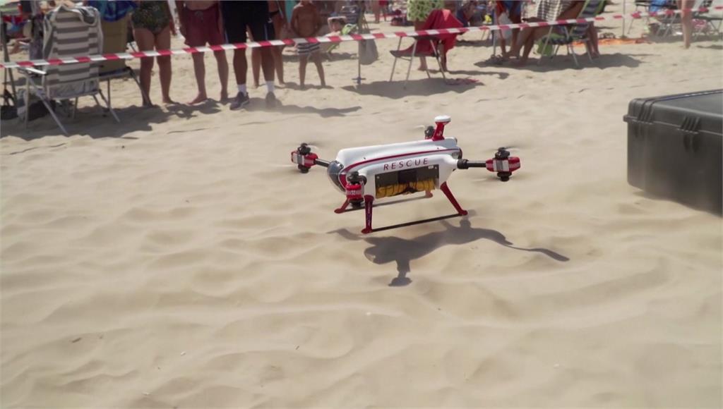西班牙一家無人機製造商跟政府合作，在22個海灘進駐無人機駕駛，協助溺水救援任務。圖／路透社