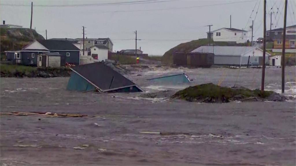 淹水成災，藍色小屋被沖走。圖／美聯社、路透社