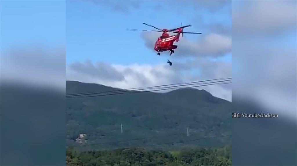 直升機進行病患吊掛作業，卻因為忘記上安全扣，導致婦人從高空中墜落身亡。圖：翻攝自 Youtube