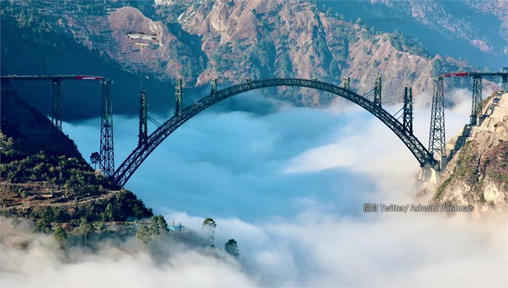 漂浮在雲端，印度世界最高鐵道橋將完工。圖／翻攝自Twitter @Ashwini Vaishnaw