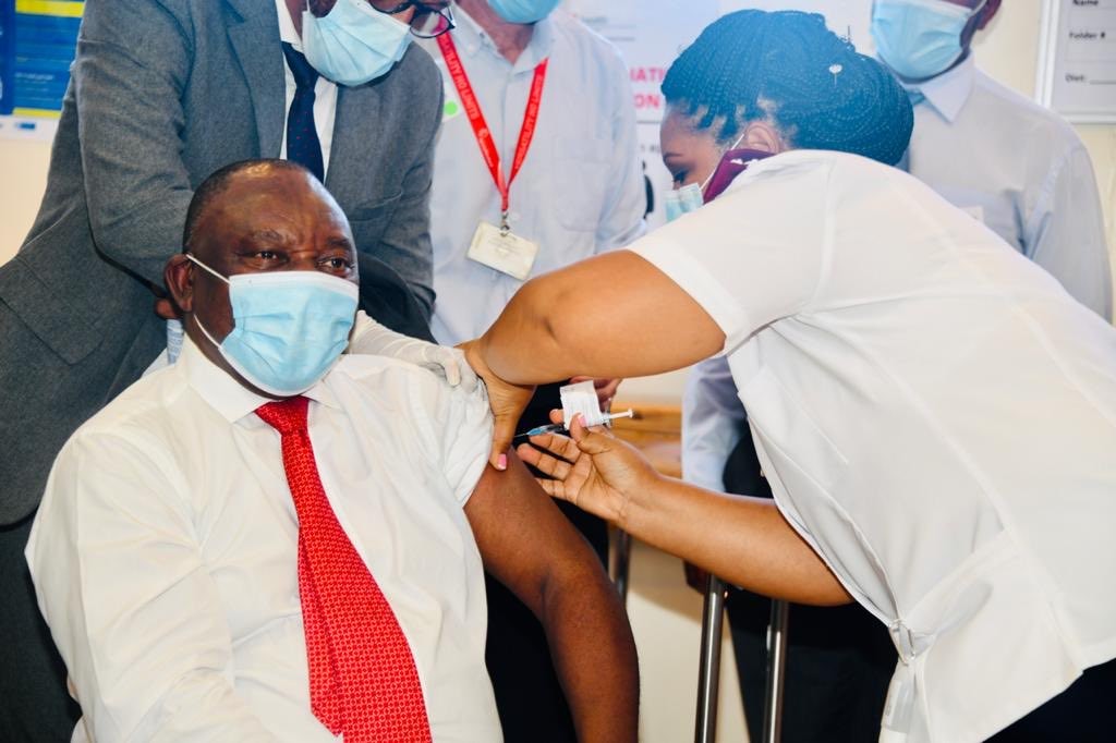 南非總統拉瑪佛沙率先接種嬌生疫苗。圖：翻攝自Twitter@CyrilRamaphosa