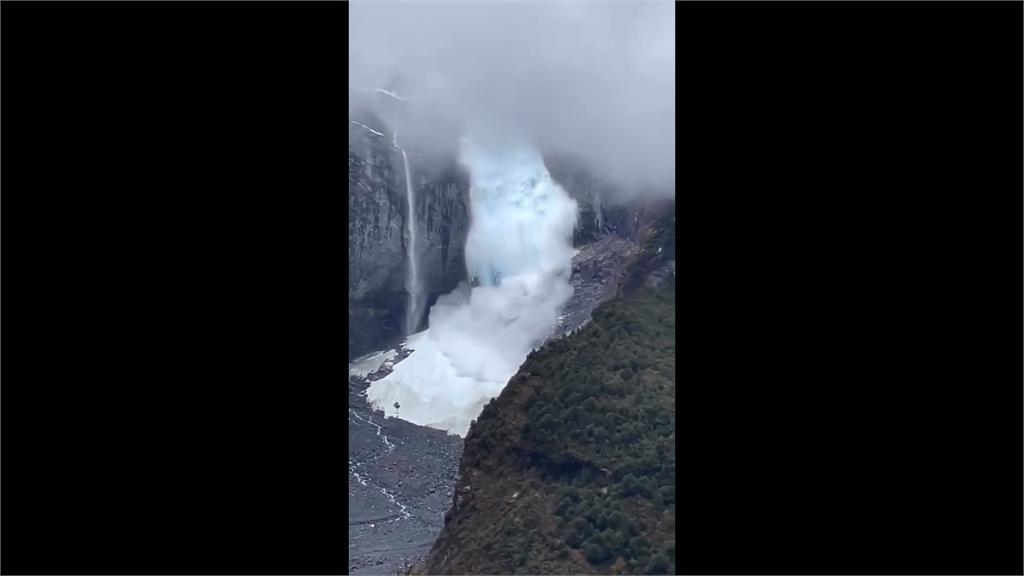 智利巴塔哥尼亞山區冰川在高溫下坍塌。圖／翻攝自推特@ProfRayWills