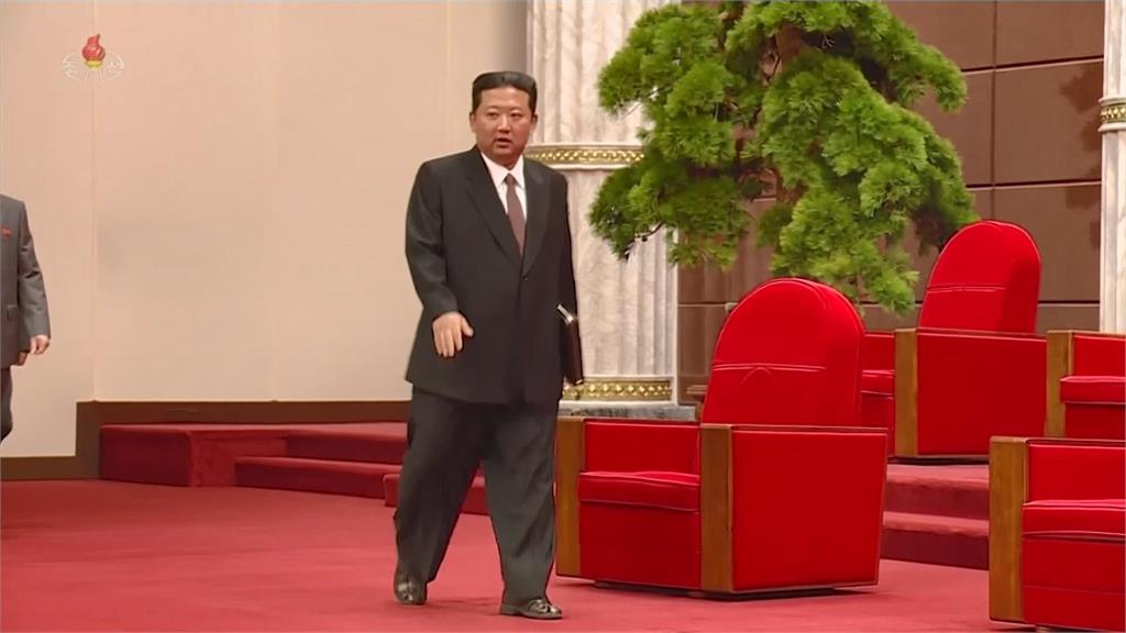 金正恩穿著涼鞋，出席北韓勞動黨76週年黨慶。圖／翻攝自AP Direct