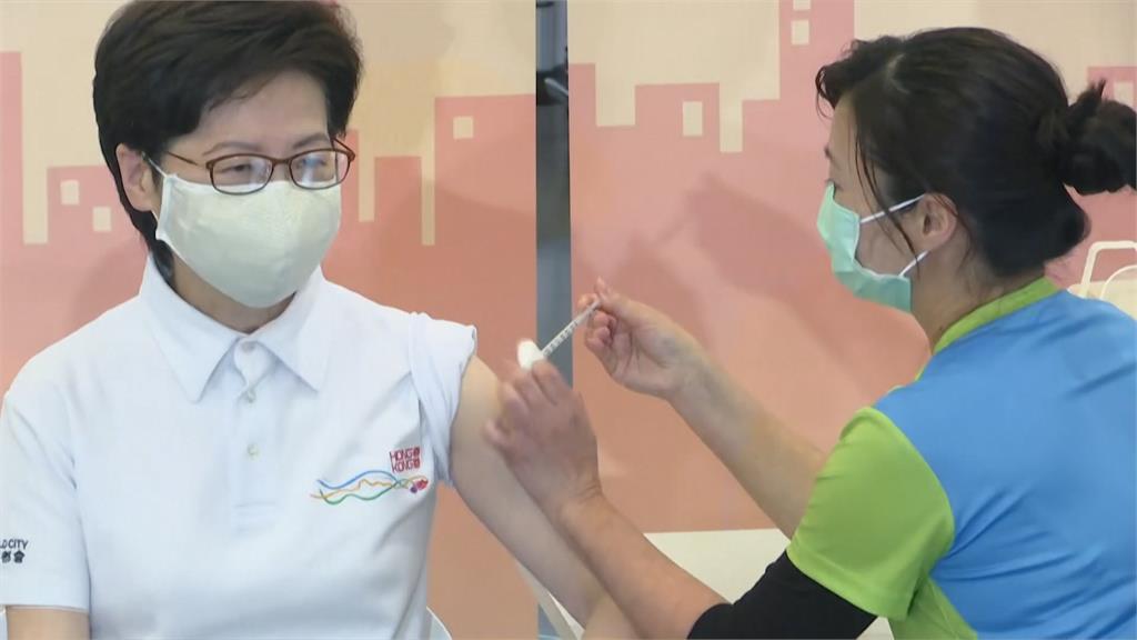 香港特首林鄭月娥與14名政府高官，率先接種中國研發的科興疫苗。圖：翻攝AP Direct