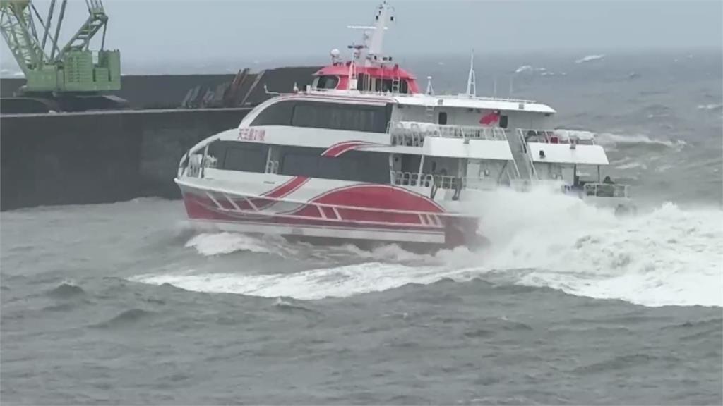 海況不佳船狂晃如坐「海盜船」!  民眾綠島回富岡漁港吐整路