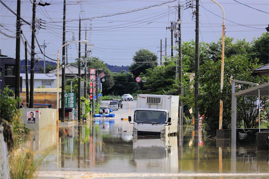 日本靜岡縣遭第15號颱風塔拉斯襲擊。圖／翻攝自推特@skpochi