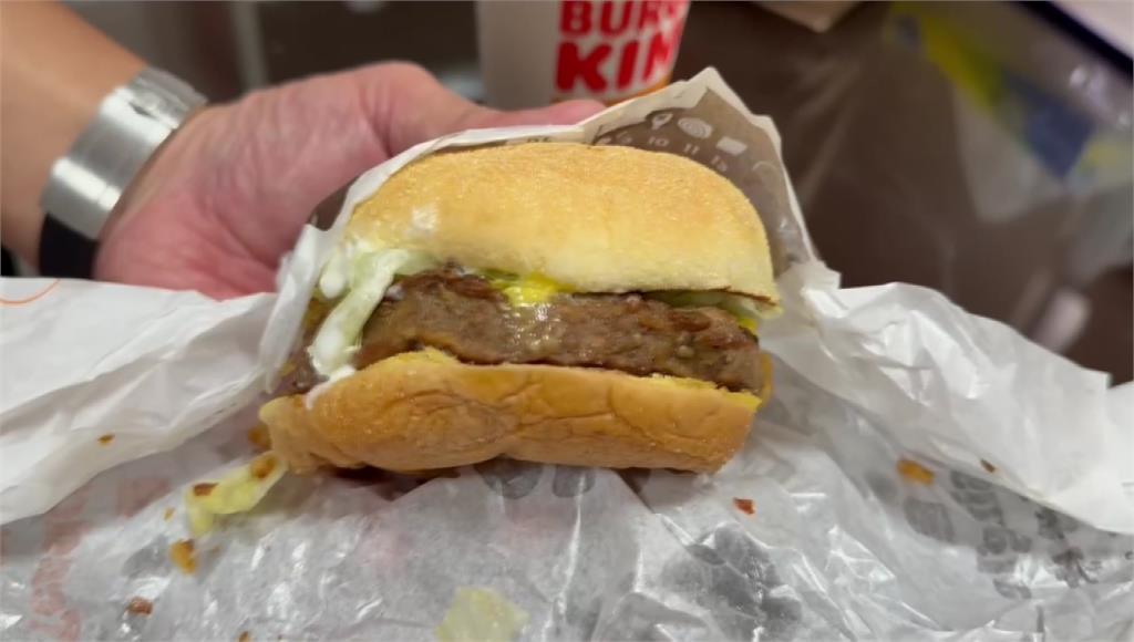 電影開演＋帶「牛肉漢堡」 觀眾買票遭拒怒報警！