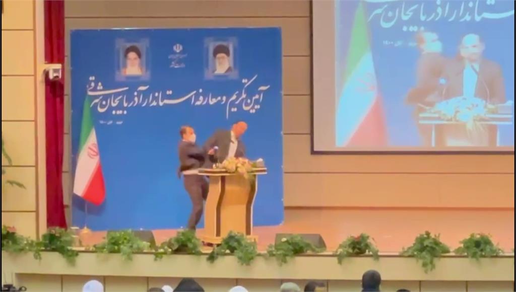 伊朗一位新科省長在就職典禮上遭人當眾搧巴掌。圖／翻攝自AP Direct