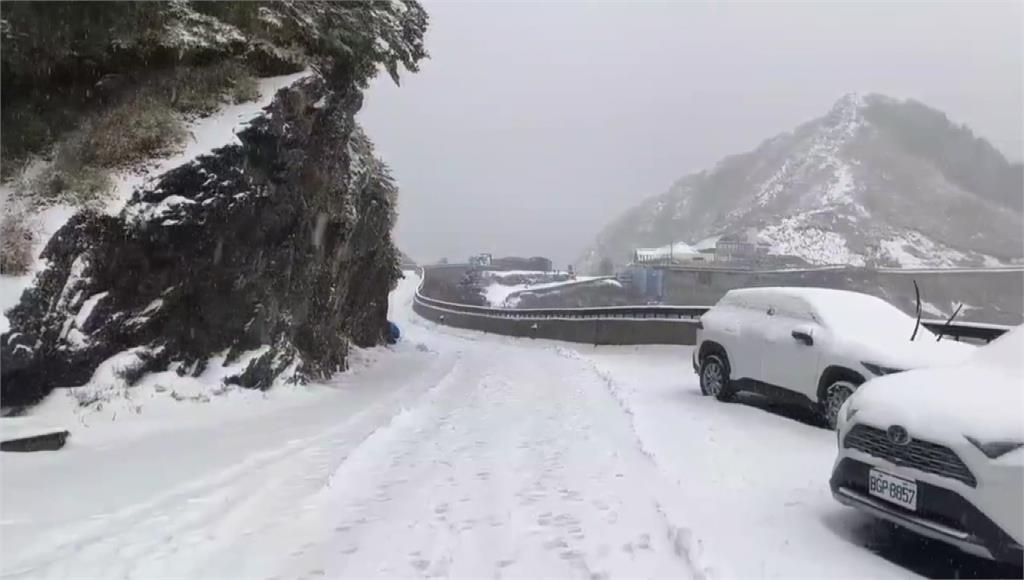 清晨再降雪！ 合歡山變身雪白世界超夢幻