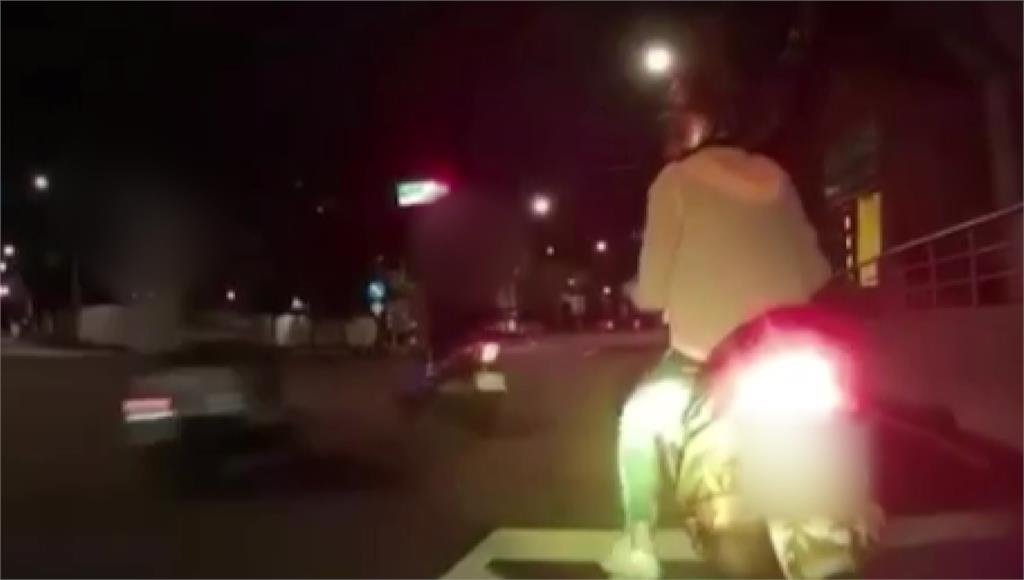 未成年少女違規闖紅燈，撞上待轉區騎士。圖：台視新聞
