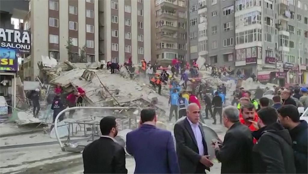 土耳其6層樓高危樓倒塌。圖／路透社