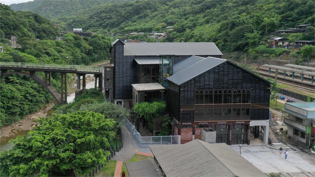 從空中俯瞰瑞三整煤廠，新舊完美結合的建築物，展示猴硐礦業文史。圖／新北市政府觀光旅遊局提供
