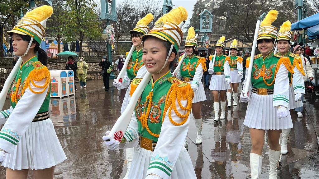 北一女樂儀旗隊登上加州迪士尼遊行。圖／台北市立第一女子高級中學家長會樂儀旗家長後援會授權提供