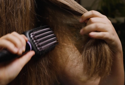 沒染髮「頭髮卻愈來愈枯黃」？醫揭「4習慣」害的  天天洗頭也中招