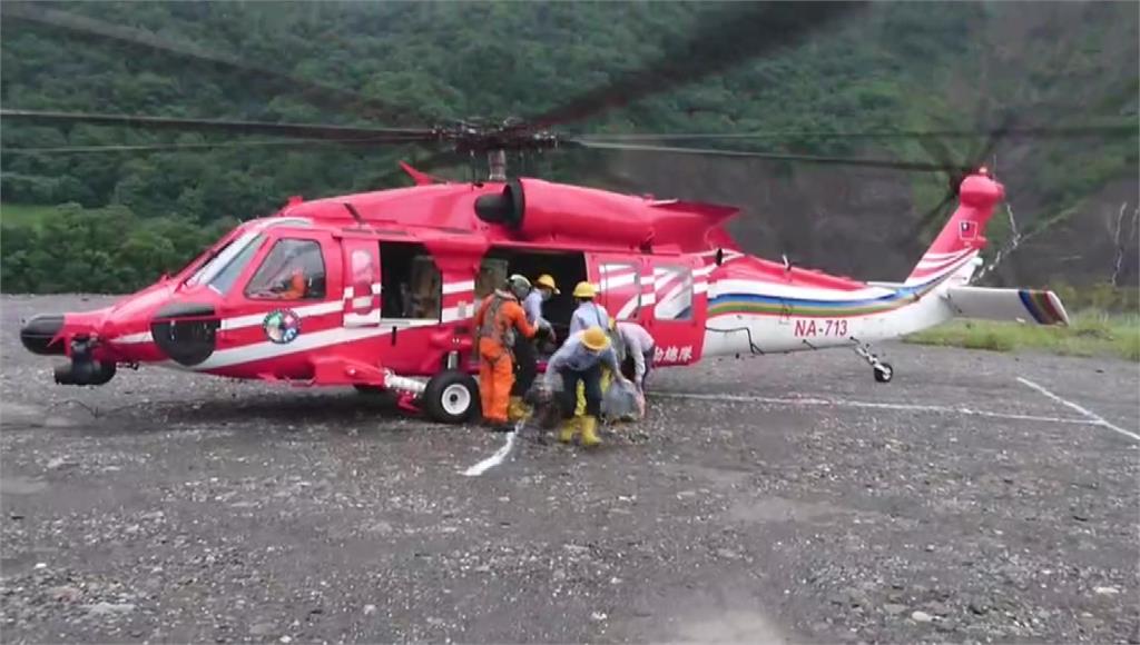 台電人員乘坐直升機飛抵高雄桃源區搶救電力。圖／台視新聞