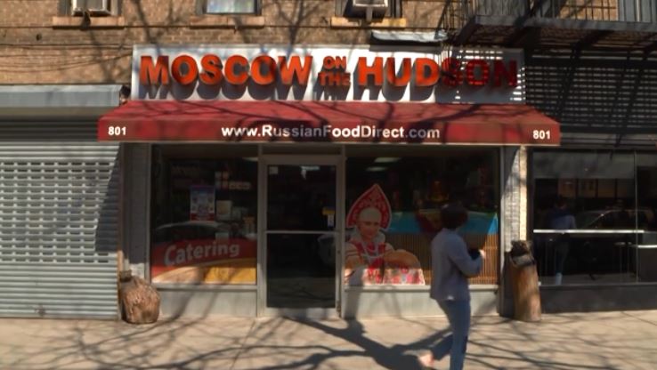反戰情緒延燒，在美國的俄羅斯人開店遭恐嚇灌負評。圖／翻攝自AP Direct