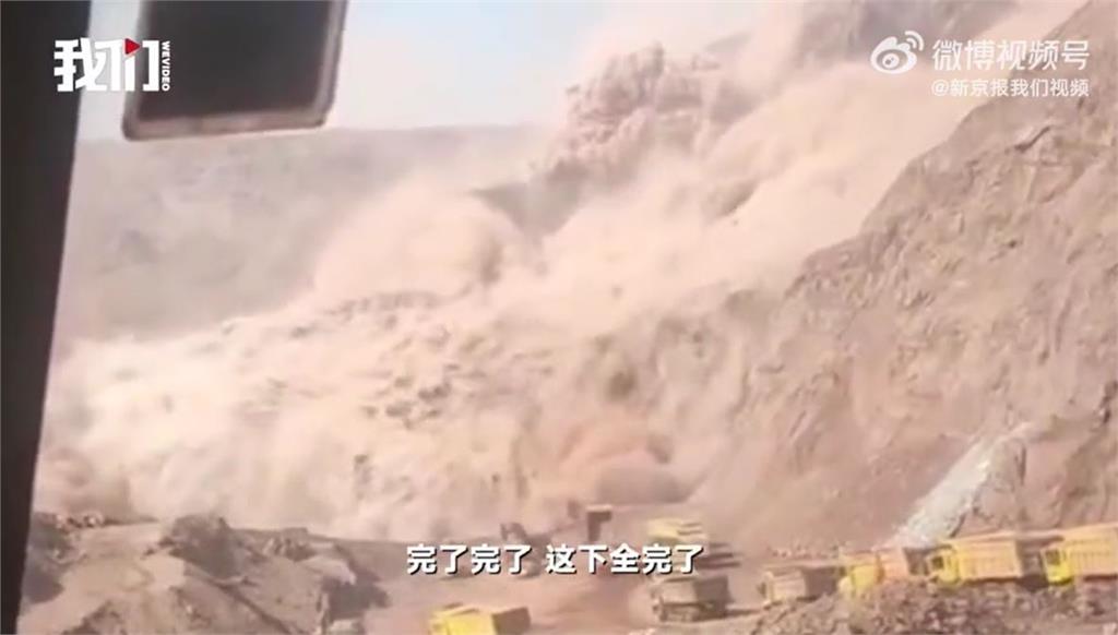 內蒙古礦廠坍塌，車輛被淹沒。圖／翻攝自新京報「我們視頻」官方微博